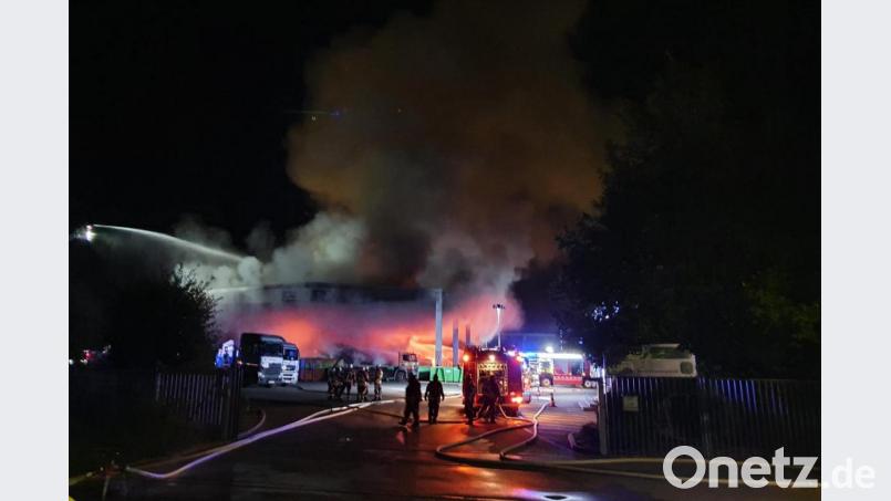 Eine Lagerhalle voller Abfall hat in Regensburg lichterloh gebrannt Bild: vifogra/dpa