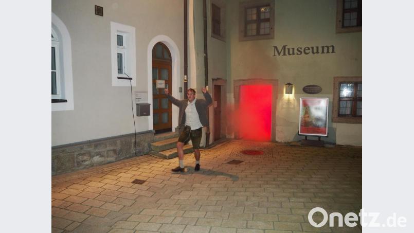 Über 100 Teilnehmer erfahren bei der historischen Stadtführung so manche spannende Geschichte. Bild: krb