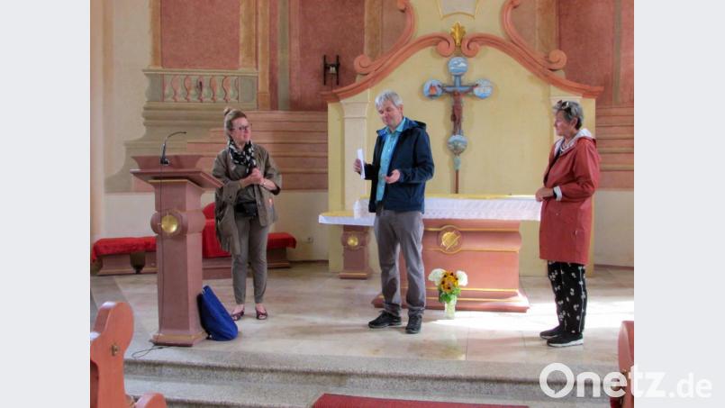 Loroto-Verein-Vorsitzende Ulrika Hart, Organisator Walter Rustler und Kreisvorsitzende Birgit Trottmann von der Paneuropa-Union (von links) vor dem Hochaltar der Heilig-Geist-Kirche Loreto. Bild: Förderverein Maria Loreto/exb