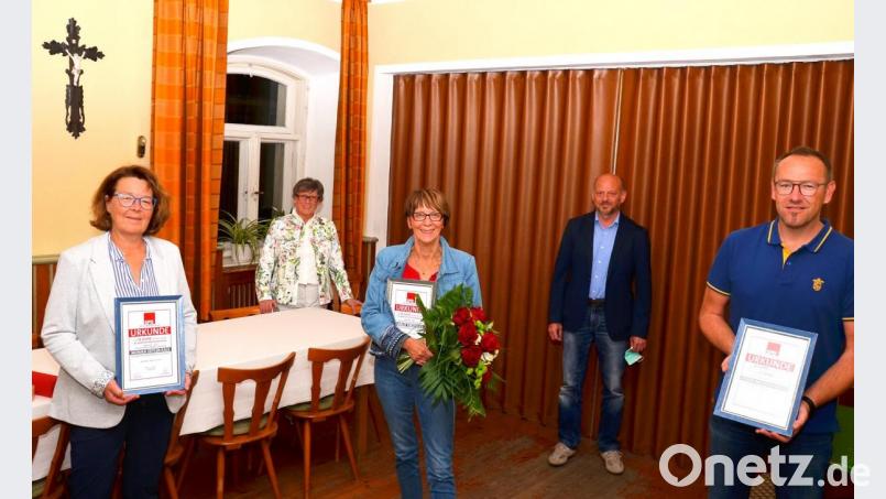 Die Verabschiedung der langjährigen Marktratsmitglieder.Monika Zeitler-Kals, Margit Kirzinger und Thomas Glaser (vorne, von links) leitet Fraktionssprecher Johannes Zeug in Assistenz von Ortsvorsitzender Irmgard Bótha (hinten, von rechts). Bild: fjo