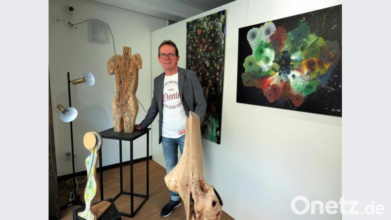 Wolfgang Horn hat seine Gedanken über den Coronavirus teils in seinen Werken künstlerisch aufgearbeitet. Wie ein ,schwarzer Faden’ zieht sich sein Gedankengut durch die kleine Ausstellung im Kunsthaus-Schaufenster. Bild: ubb