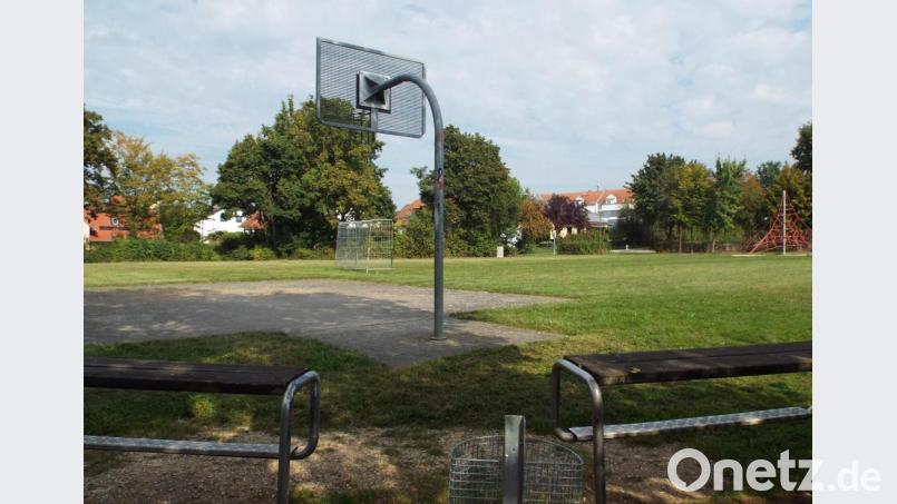 Ein Platz, zu dem Jugendliche gerne kommen: Der Spielplatz mit Basketballkorb und zwei Sitzbänken zieht die jungen Leute an. Anwohner stören sich jedoch an der Lautstärke. Bild: e