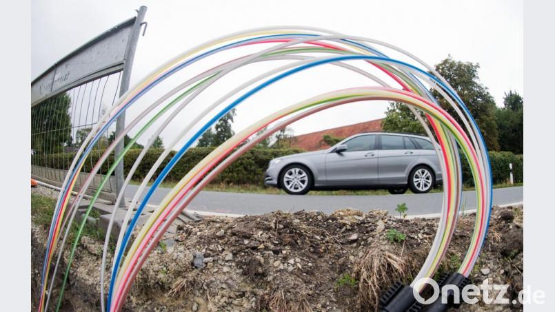 Eine Baugrube mit Leerrohren, die Glasfaserleitungen für schnelles Internet aufnehmen können. Archivbild: Julian Stratenschulte/dpa