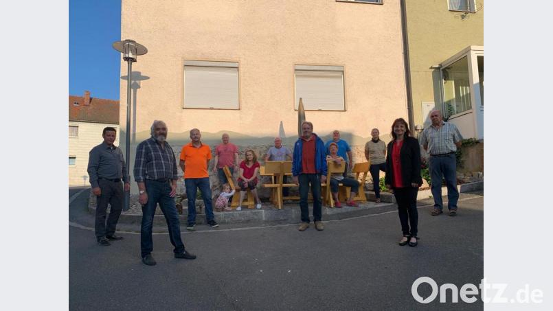 Die Anwohner der Neuhauser Straße &quot;Am Bühl&quot; und des Kirchsteigs zeigen Eigeninitiative und gestalten ein bislang wenig ansehnliches Eck neu. Dafür dankt die SPD-Fraktion. Bild: exb