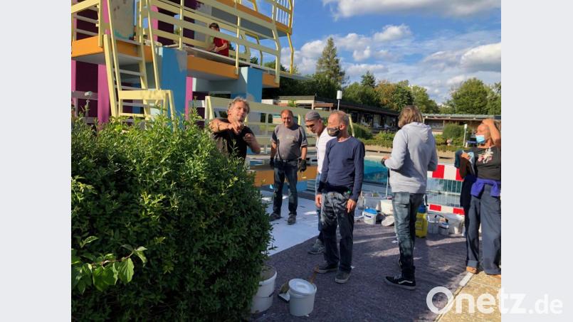 Regisseur Marcus H. Rosenmüller (links) gibt seiner Crew Anweisungen. Im Hintergrund der Sprungturm, der im Film eine wichtige Rolle spielt. Bild: cf