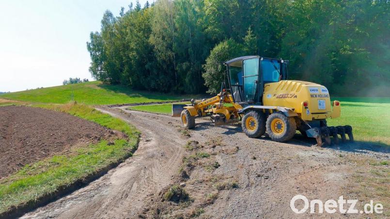 Zum Ebnen des Unterbaus der unbefestigten Verbindungsstraße leistet der Grader wertvolle Dienste. Rund zwei Wochen werden Fachkräfte und Maschinen brauchen, um die unbefestigten Wege und Straßen rund um Friedenfels instand zu setzen. Bild: bsc