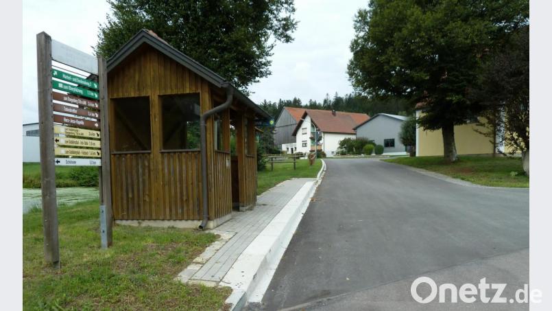 Die Ortsmitte von Mitterlangau profitiert von der Oberbauverstärkung der Gemeindeverbindungsstraße nach Pirk. Denn auch die Bankette vor dem Buswartehäuschen sind neu gesetzt, ebenso rund um die Dorfkapelle (rechts). Bild: Portner