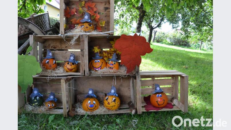 Bemerkenswert sind die künstlerischen Darstellungen des Herbstes in Form von &quot;bayerischen Kürbismännern&quot; durch Bäuerin Iris Wiesend. Bild: do
