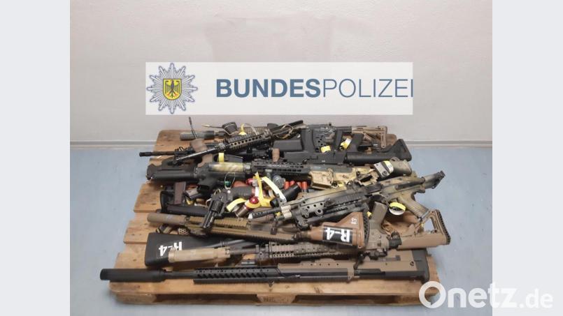 Waidhauser Bundespolizisten und Weidener Verkehrspolizisten stellten 30 Softairwaffen ohne Prüfzeichen sicher. Bild: Bundespolizeiinspektion Waidhaus