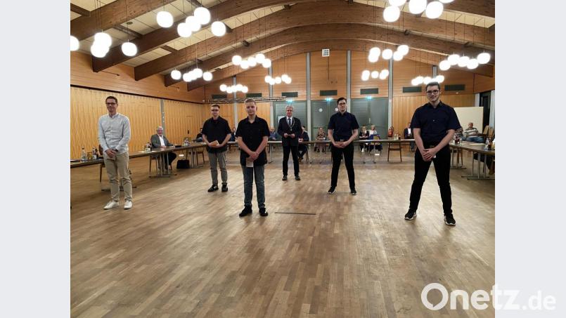 Gerhard Plödt, Mike Schütz, Colin Januj, Kilian Seidel und Korbinian Seidel (von links), die besten Flosser Entlass-Schüler, werden von Bürgermeister Robert Lindner ausgezeichnet. Bild: Eichl