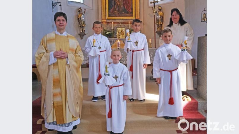 Vier Buben durften am Sonntag an den &quot;Tisch des Herrn&quot; treten. Die ursprünglichen Planungen sahen das nicht vor. Ein Verschieben auf 2021 ließ sich aber doch noch vermeiden. Bild: nm