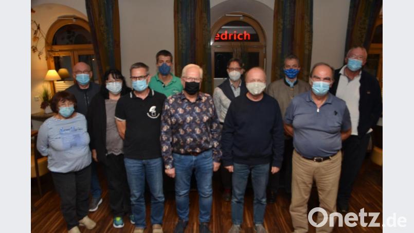 Johann Gmeiner (vorne, recht) leitet auch die nächsten zwei Jahre wieder den Fotoclub. Neu ist sein Stellvertreter auf diesem Posten, Thomas Stock (vorne, Zweiter von rechts). Christine Seiler (Kassiererin) und Richard Danzl (Schriftführer), (von links) komplettieren den Vorstand. Bild: dob