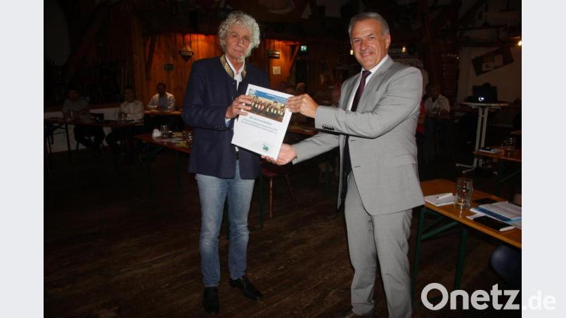 Die gedruckte "Lokale Entwicklungsstrategie" übernahm Landrat Roland Grillmeier (rechts) aus den Händen von Wolfgang Lippert, der das Amt des Vorsitzenden 12 Jahre lang inne hatte. Bild: wro