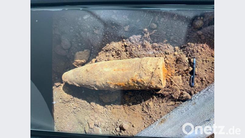 Die in Hohenburg gefundene Granate. Daneben liegt ein Kugelschreiber zum Größenvergleich. Bild: Polizei Amberg