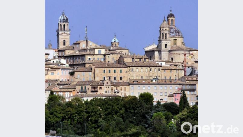 Die Silhouette von Macerata färbt sich politisch neu. Das Blau der Mitte-Rechts-Koalition hat das 20 Jahre lang rot-dominierte Rathaus übertüncht. Archivbild: Wilck