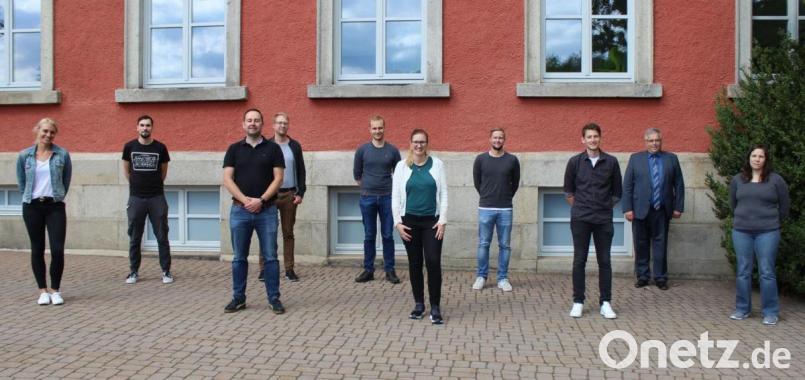 Schulleiter Joachim Zembsch hieß die neuen Lehrer willkommen. Im Bild von links Melina Toktas, Martin Kraus, Daniel Müller, Florian Rieth, Philipp Dennerlein, Yasmin Seiferth, Yannik Walther, Patrick Kühner, Joachim Zembsch, Svenja Neumeier. Bild: Luisenburg-Gymnasium/exb