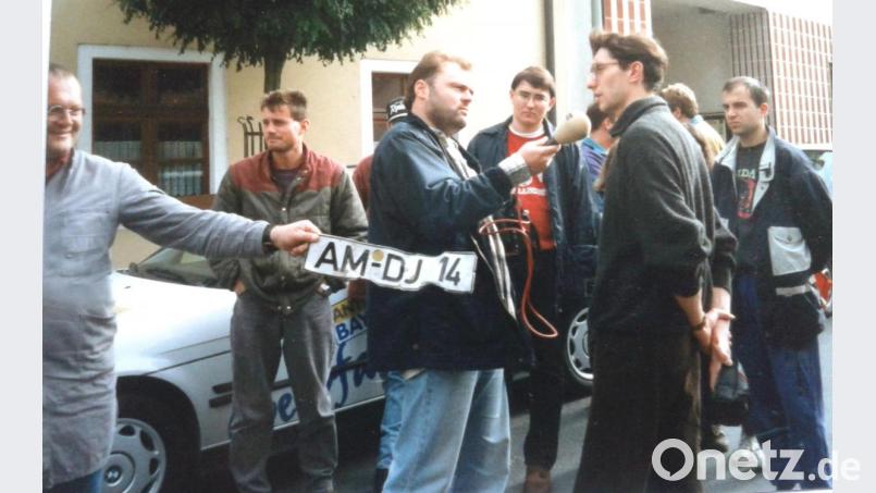 Zur Premiere von "Rama Dama" 1996 erschien Radiomoderator Edmund Soutschek und interviewte einige Teilnehmer, darunter den damaligen Mitorganisator der Aktion Dieter Heldmann (vorn rechts) . Repro: ads