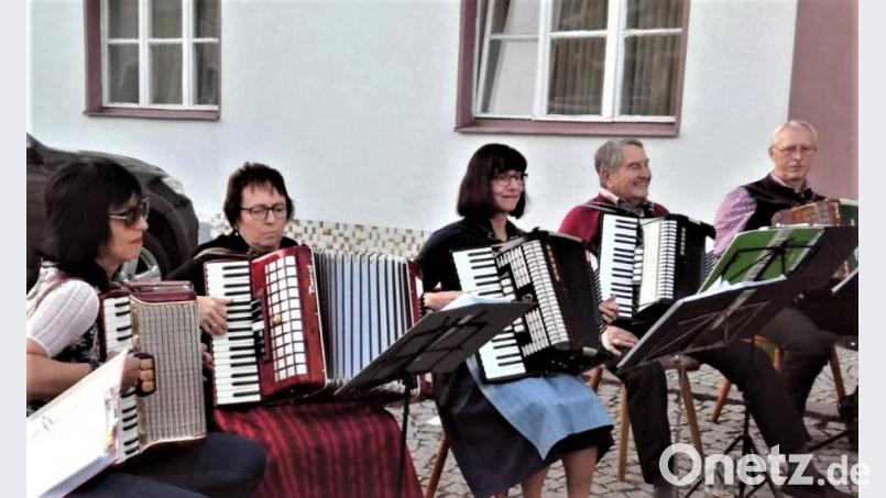 Die &quot;Zieh-Harmonie&quot; Grafenwöhr spielt vor der Zoigl-Wirtschaft &quot;Zum Adler&quot; zünftig auf. Bild: rgr