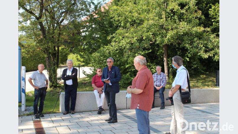 Bürgermeister Ludwig Prögler (Mitte) begrüßte die Museumsfachleute aus Bayern, Sachsen, Österreich und Tschechien vor dem Ludwig-Gebhard-Museum in Tiefenbach. Bild: nis