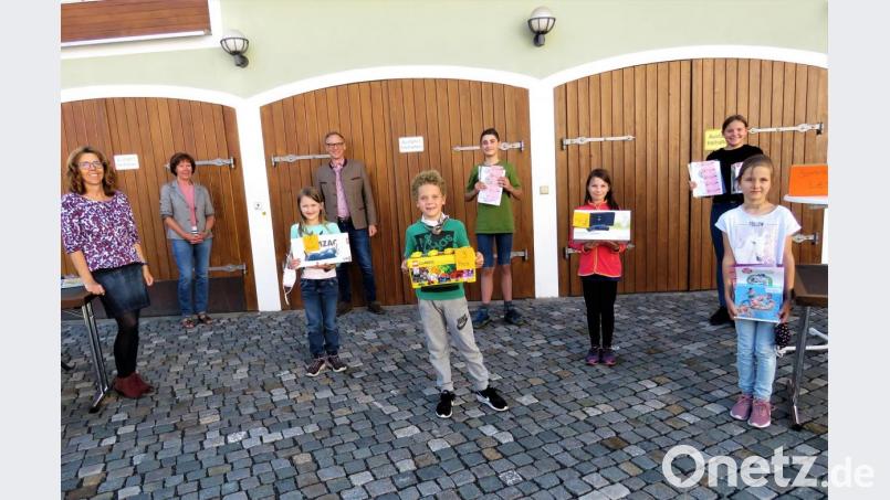 Die Büchereileiterinnen Andrea Burger (links) und Gerda Sommer sowie Bürgermeister Bernd Sommer (von links) mit den Siegerinnen und Siegern sowie dem Lesekönig und den Leseprinzessinnen: Luisa Riedl, Lennon Seitz, Johannes Schwientek, Lilly Nagel, Katharina Kropf und Linda Rosner (von links). Bild: ubb