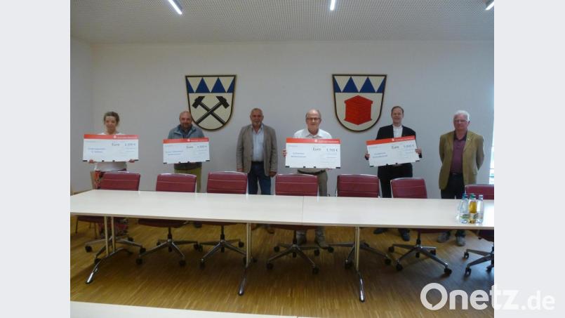 Robert Kohl (rechts) bei seiner letzten Pflicht als Vereinschef: Bürgermeister Biller übergibt im Sitzungssaal des Rathauses die symbolischen Schecks an (von links) Leitende Erzieherin Kerstin Schwarzer, Rektor Günther Paul, Chorleiter Gotthard Betz und Pfarrer Matthias Weih. Bild: bk
