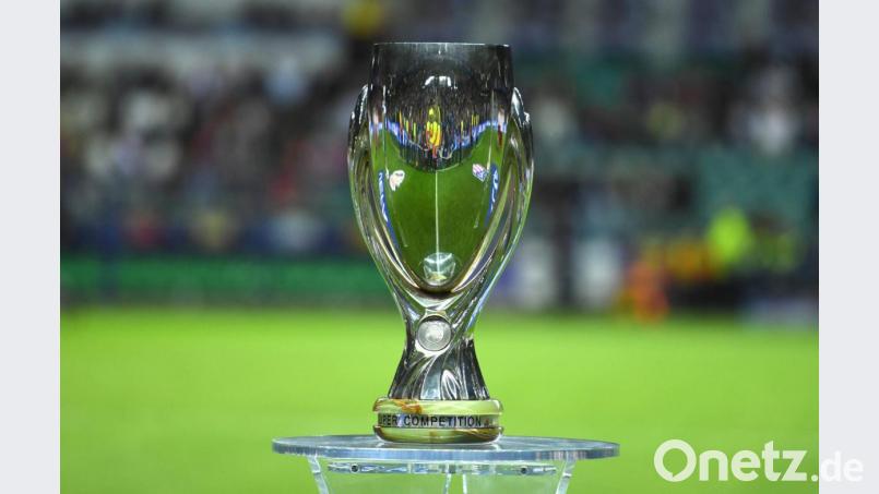 Dieser Pokal spaltet die Fußballwelt. Viele warnen davor, den europäischen Supercup mit Fans auszutragen. Bild: Marius Becker/dpa
