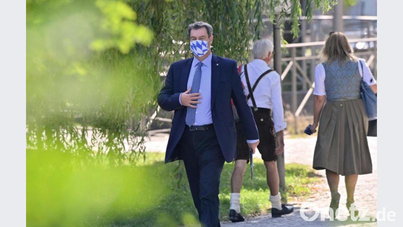 Idylle in München: Markus Söder geht nach der Kabinettssitzung durch den Hofgarten zur Pressekonferenz. Bild: Peter Kneffel