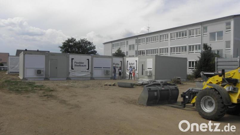 Aus 36 einzelnen Modulen entstand ein Gesamtwerk: der Übergangskindergarten neben dem Grundschulgebäude (Hintergrund) in Diendorf. Bild: Wilhelm Amann