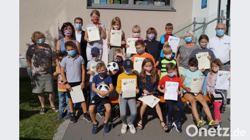 Urkunden und tolle Preise gab es für die 21 Kinder aus Schirmitz, Bechtsrieth, Trebsau, Irchenrieth und Weiden, die sich an der Aktion &quot;Sommer-Leseclub&quot; der Gemeindebücherei Schirmitz beteiligt hatten. Bild: du