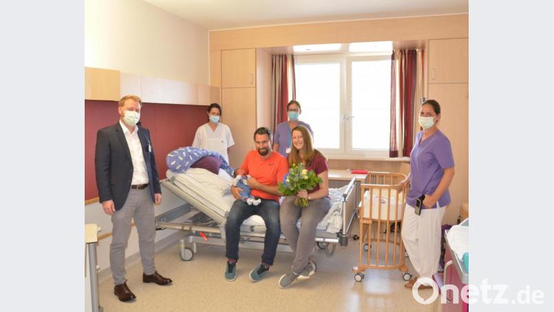 Dr. Martin Baumann, Birgit Hartinger, Barbara Knortz und Sandra Wallner (von links) gratulierten dem Ehepaar Fischer zur Geburt ihres Sohnes. Der kleine Lukas ist das 500. Baby, das in diesem Jahr im Krankenhaus St. Barbara zur Welt kam. Bild: Claudia Seitz/exb