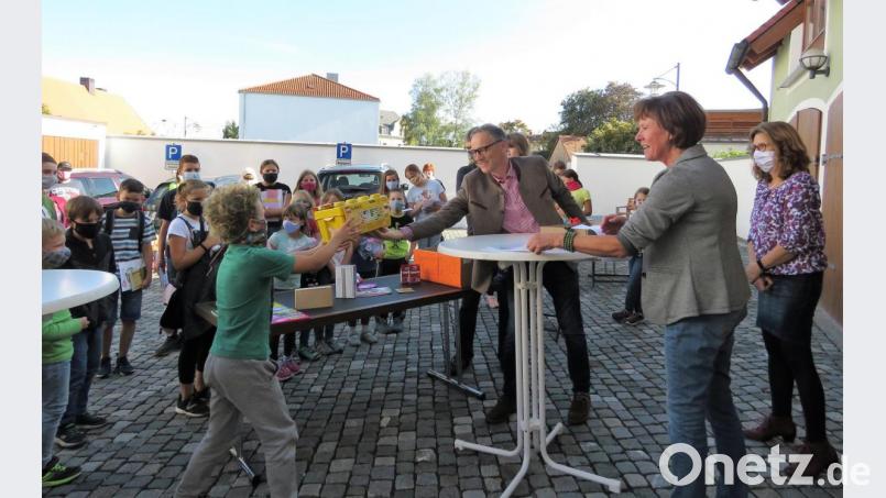 Auf Abstand überreichte Bürgermeister Bernd Sommer diesmal die Preise. Die Kinder freuten sich sowieso, denn es gab wirklich tolle Geschenke fürs fleißige Lesen. Bild: ubb