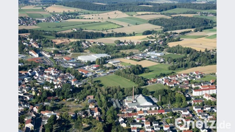 Mittig im Bild ist die Fläche in Waldsassen im Landkreis Tirschenreuth zu erkennen, die entsiegelt werden soll. Luftbild: mür