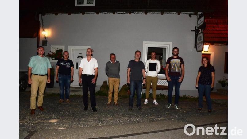 Parksteins Bürgermeister Reinhard Sollfrank (links) freut sich über Wahl von Vorsitzenden Torsten Kahlert, Zweiten Vorsitzenden Michael Uschuld, Kassier Felix Bösl und Schriftführerin Melanie Lederer (vordere Reihe von links) sowie von Sportwart Peter Amberger und den Jugendwarten Reinhard Hauer und Thomas Hauer. Bild: bey