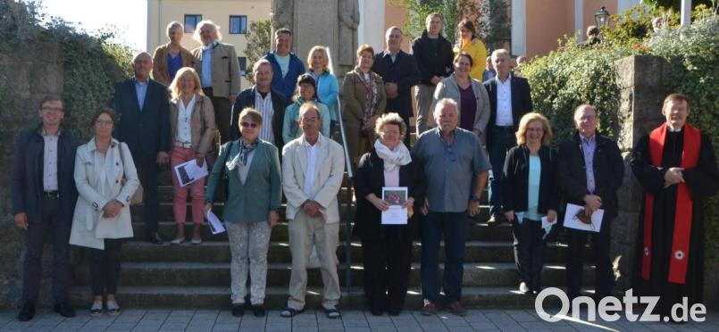 10, 25 und 30 Jahre gehen diese Eheleute gemeinsam durchs Leben. Pfarrer Volker Wappmann (rechts) gratulierte den Frauen und Männern und überreicht als Andenken eine Urkunde. Bild: dob