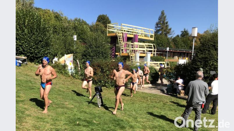 Huschala! Einige Statisten als Wasserballer flitzen bei frischen 14 Grad über die Badewiese. Bild: cf