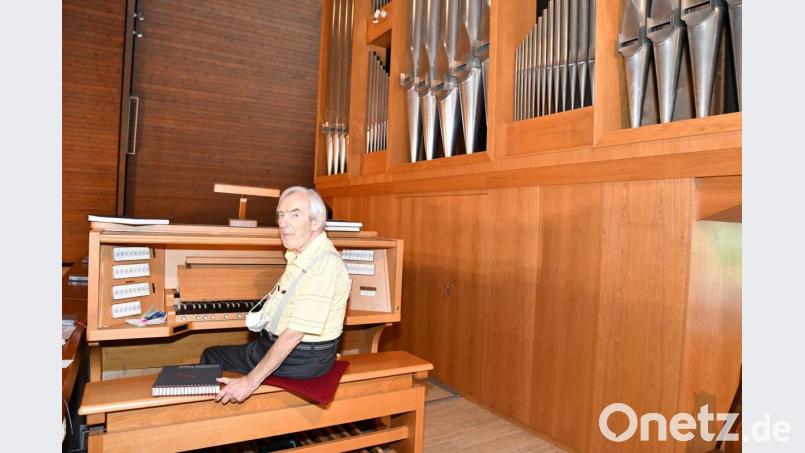 Nach 77 Jahren , davon 34 Jahre in Raigering, nahm der 91-jährige Organist Josef Dotzler das letzte Mal Platz auf der Orgelbank. Bild: sche