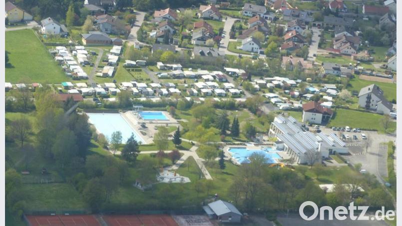 Östlich des Funktionsgebäudes (rechts) des Freizeitzentrums Perschen könnte ein Hallenbad mit zwei Becken entstehen. Der Volleyballplatz unten rechts müsste dann wohl weichen. Bild: Wilhelm Amann