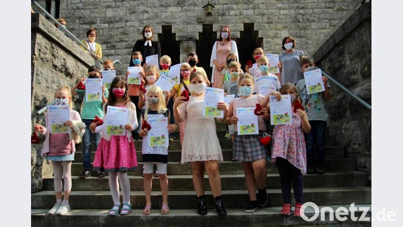 Die Konfi 3-Kinder auf den Stufen der Friedenskirche in Hartmannshof. Bild: exb