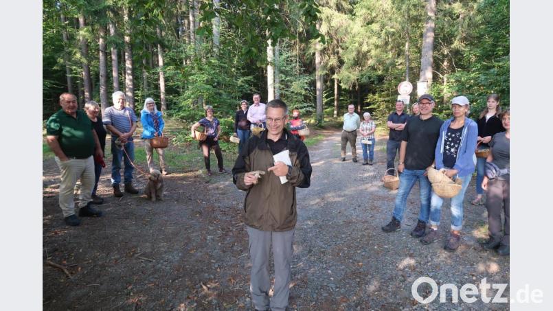 Schwammerl-Experte Stefan Hartwig freut sich, den Teilnehmern seines Workshops ein Exemplar aus der Familie der Knollenblätterpilze präsentieren zu können. Bild: Kunz