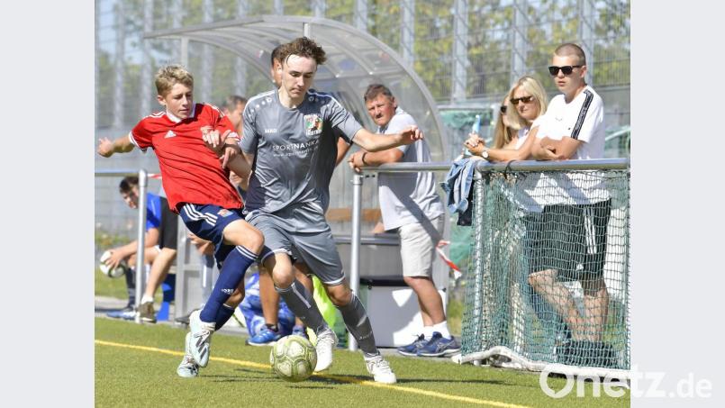 Der Hachinger Doppeltorshütze David Leitl (links) setzt den ballführnden Tim Thormann dicht an der Seitenlinie unter Druck. Bild: Hubert Ziegler