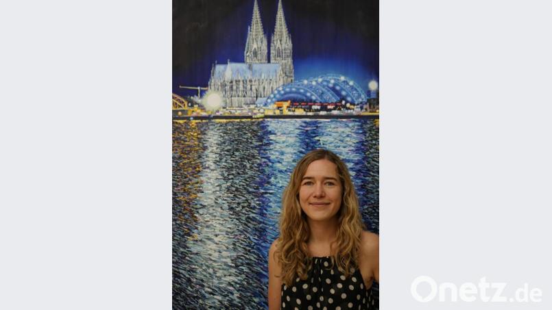 Katharina Gierlach vor ihrem Bild „Central Park III“. Die aus Winklarn stammende Künstlerin stellt ab Ende September im Thammer-Haus aus.