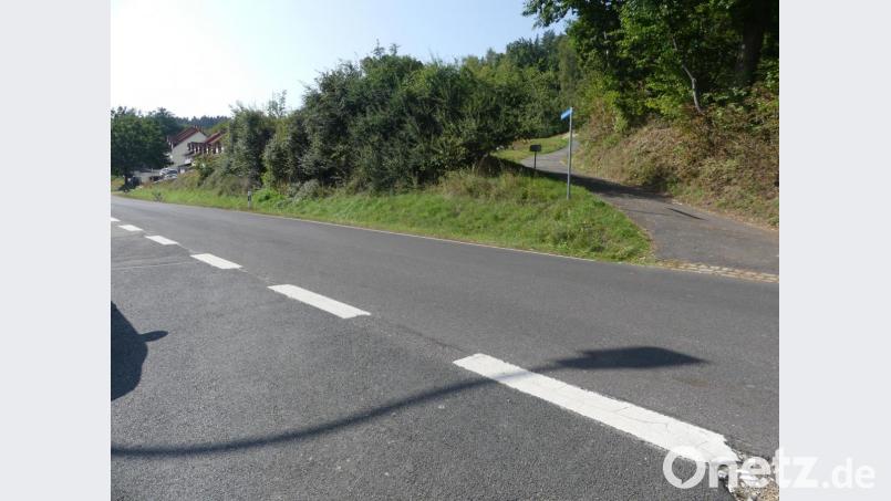 An der Einmündung eines kleinen Fahrweges in die Stegenthumbacher Straße soll ein Zebrastreifen zum Pappenberger Weg hin ein sicheres Überqueren der Kreisstraße NEW 1 durch die Schulkinder aus der Reihenhausanlage (links) ermöglichen. Bild: rn