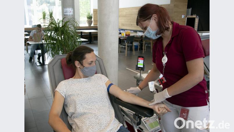 Über 60 Mitarbeiter ließen sich bei FEE Blut abnehmen. Bild: Eva Ippisch