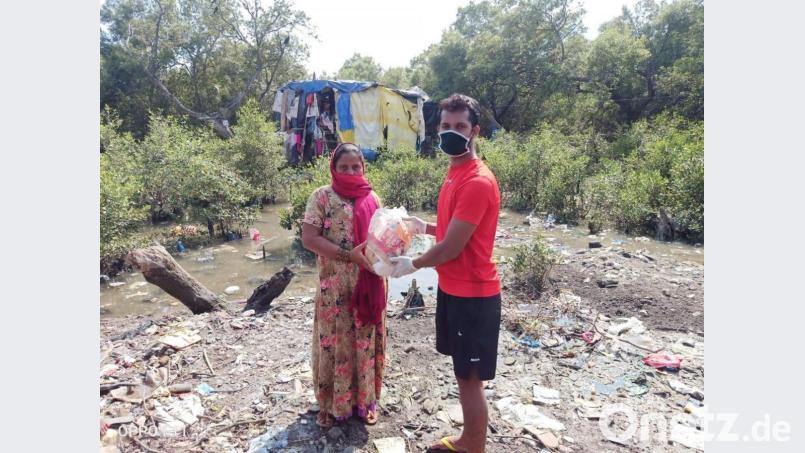 Bedürftige und Wohnungslose in Mumbai warten auf die Hilfe von Seek & Care. Bild: Gerda Krusche