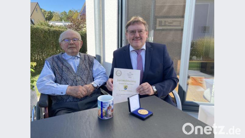 Bürgermeister Hans-Martin Schertl (rechts) überbringt dem Jubilar die Glückwünsche der Stadt Vilseck. Bild: Stefanie Gradl