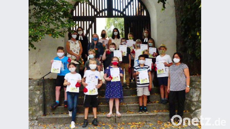 Den Konfi 3-Abschlussgottesdienst in Pommelsbrunn feierten die Pfarrerinnen Judith Felsner (hinten links) und Estelle Kunad-Wittenberg (hinten rechts), die künftig die Kirchengemeinde Eschenbach mit Hirschbach betreut. Bild: exb