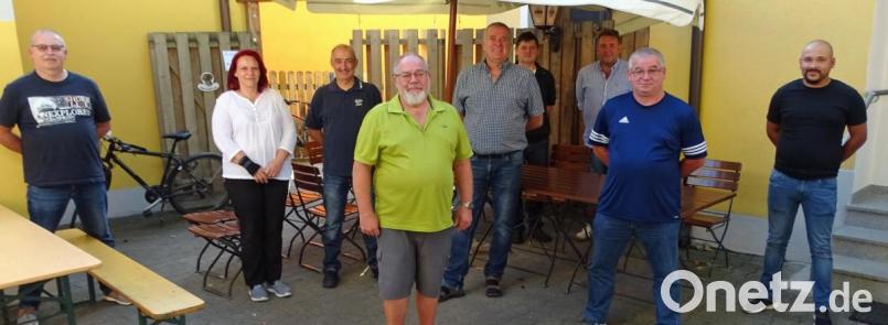Die Sportgemeinschaft „Naber-Elf“ wählt den neuen Vorstand mit Vorsitzendem Hans-Dieter Naber (Vierter von rechts). Bild: Dobmeier