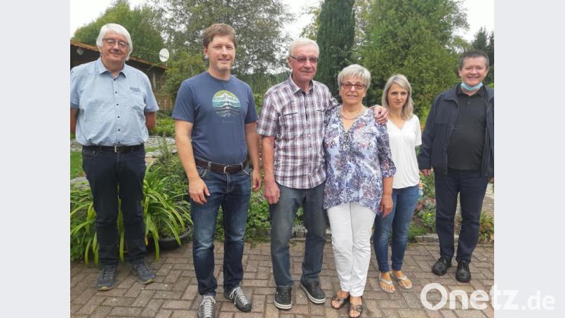 Erika und Heribert Zuber (Vierte und Dritter von links) nahmen die Glückwünsche von ihrer Familie sowie Pfarrer Ferdinand Weinberger (rechts) und Zweitem Bürgermeister Franz Scharl entgegen. Bild: gis