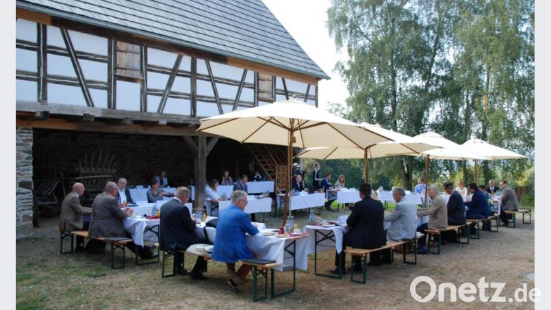 Der Bezirkstag tagte am Dienstag im Freilandmuseum Oberpfalz in Neusath. Präsident Franz Löffler (Zweiter von links) erläuterte das neue Strategiekonzept mit Errichtung des Lernhofs Kösterlwenzel (Bild) und einem Großgeräte-Depot. Bild: Portner