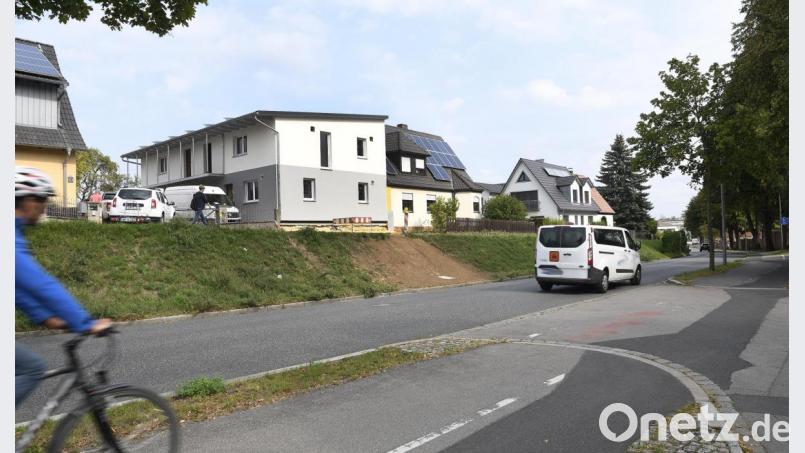 Über diesen Neubau an der Katharinenfriedhofstraße regt sich SPD-Stadtrat Dieter Amann auf. Er findet, das neue Gebäude zerstöre den Charakter dieser Siedlung aus den 1930er Jahren. Bild: Petra Hartl